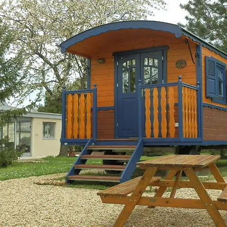 La Roulotte Du Domaine De Holiday home Meigne